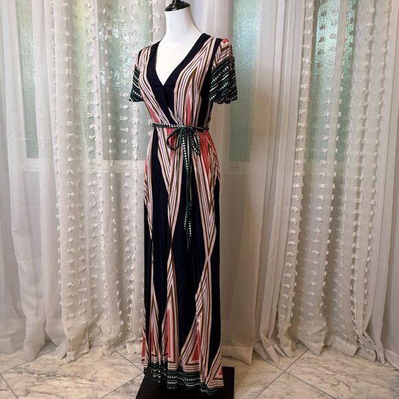 Short-Sleeve Floor-Length Modern Lady Dress - Picture 2 of 13